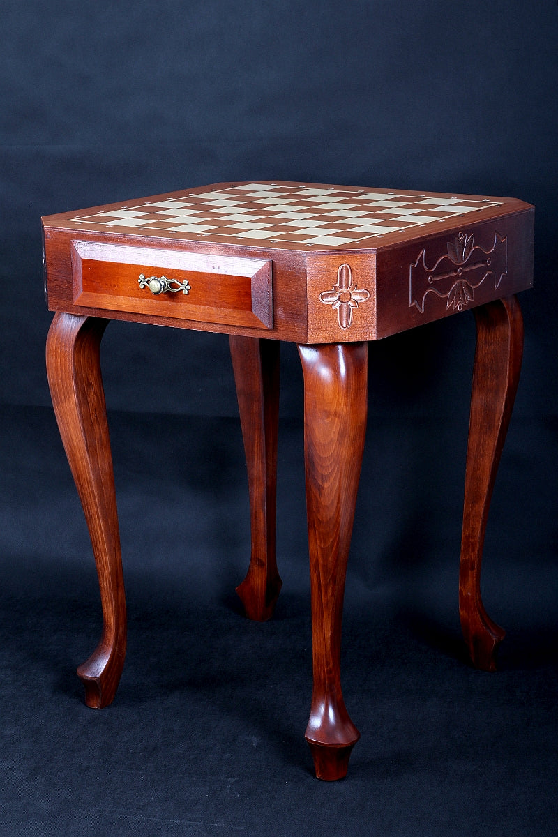 Tavolo da scacchi de Lux, intagliato, senza figure (altezza 74 cm)