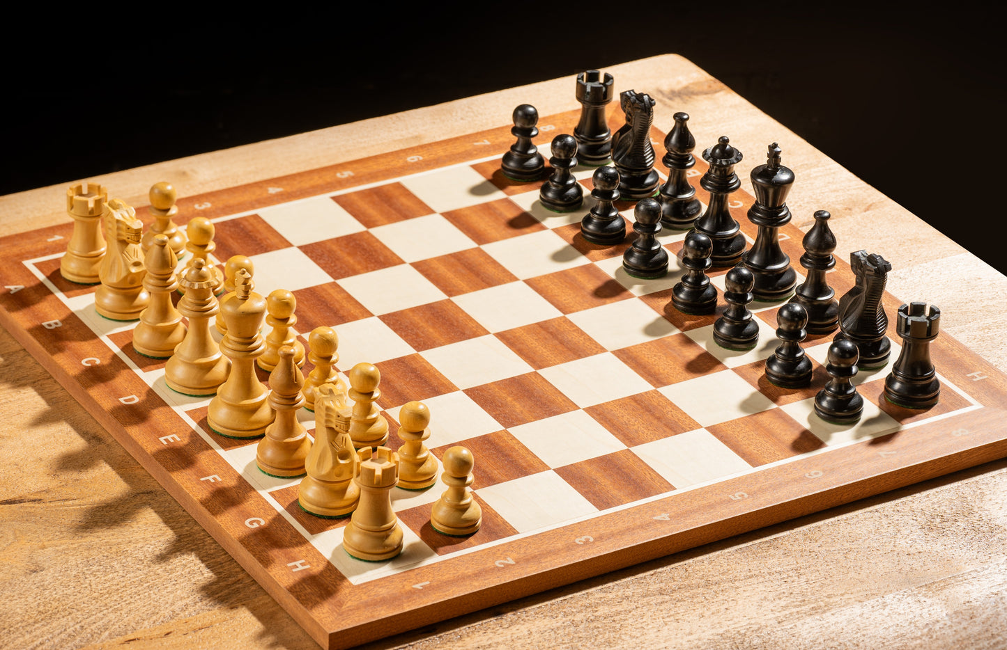 Set di scacchi - Scacchiera in mogano/acero con Coordinate (Caselle 45 mm) + Scacchi American Classic (Re 7,6 cm)