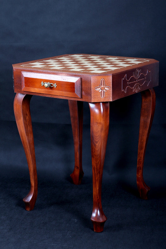 Tavolo da scacchi de Lux, intagliato, senza figure (altezza 74 cm)